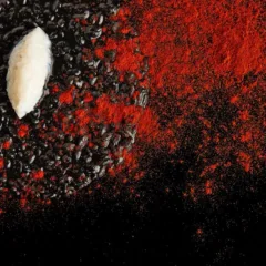 Risotto al nero, crudo di seppie e polvere di peperoni canditi