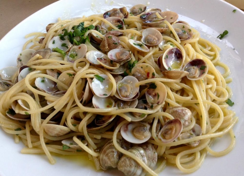 Spaghetti con le vongoline dell'Adriatico, Riccione, luglio duemiladiciassette, quindi appena saltate, prima nella padella e poi nel mio piatto