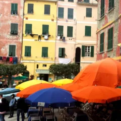 Vernazza, ombrelloni colorati