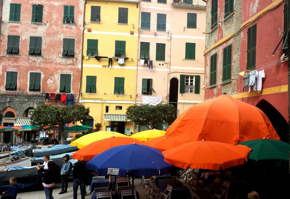 Vernazza, ombrelloni colorati