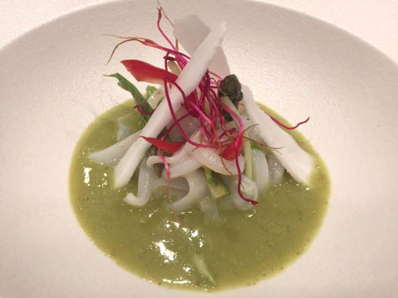 Il calamaro con asparagi e cocco, insalata liquida e germogli di rapa rossa