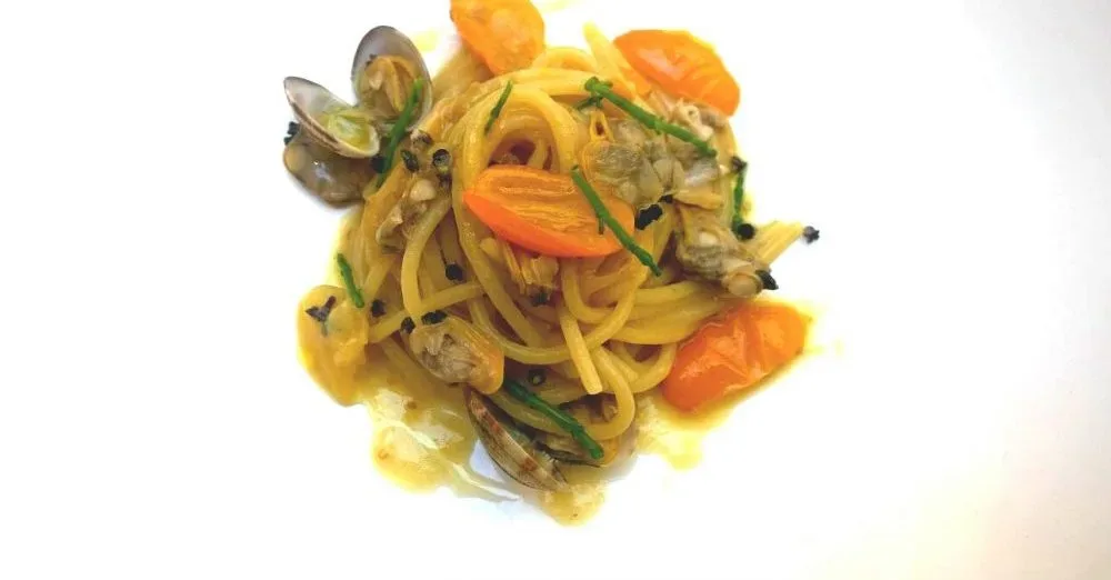 Spaghetti, vongole, limone e pomodoro giallo