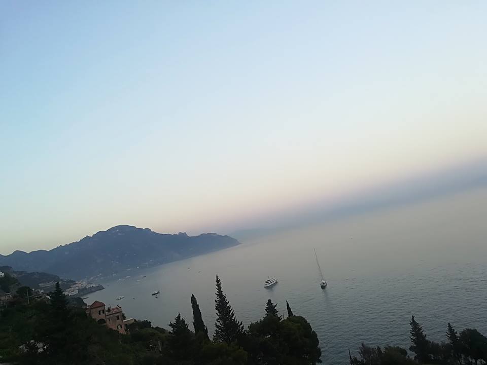 La veduta su Amalfi al tramonto