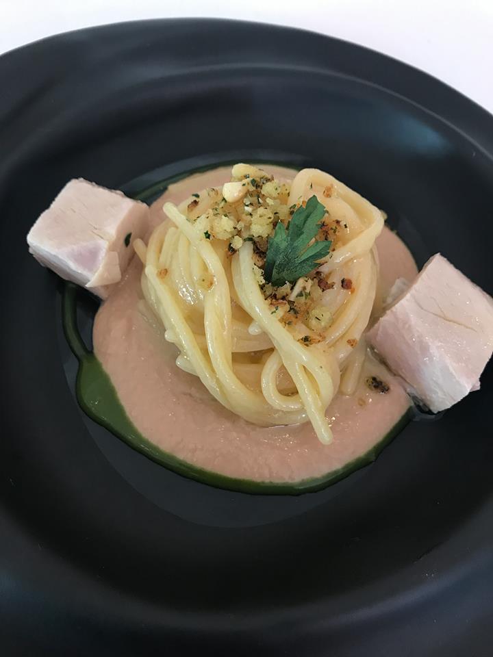 Don Alfonso, spaghetti con aglio, olio e peperoncino con sgombro in carpione, cipolla caramellata su salsa di tonno alalunga