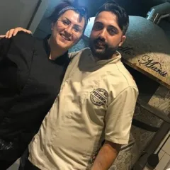 Pizzeria Aniello Mansi, Aniello con la moglie