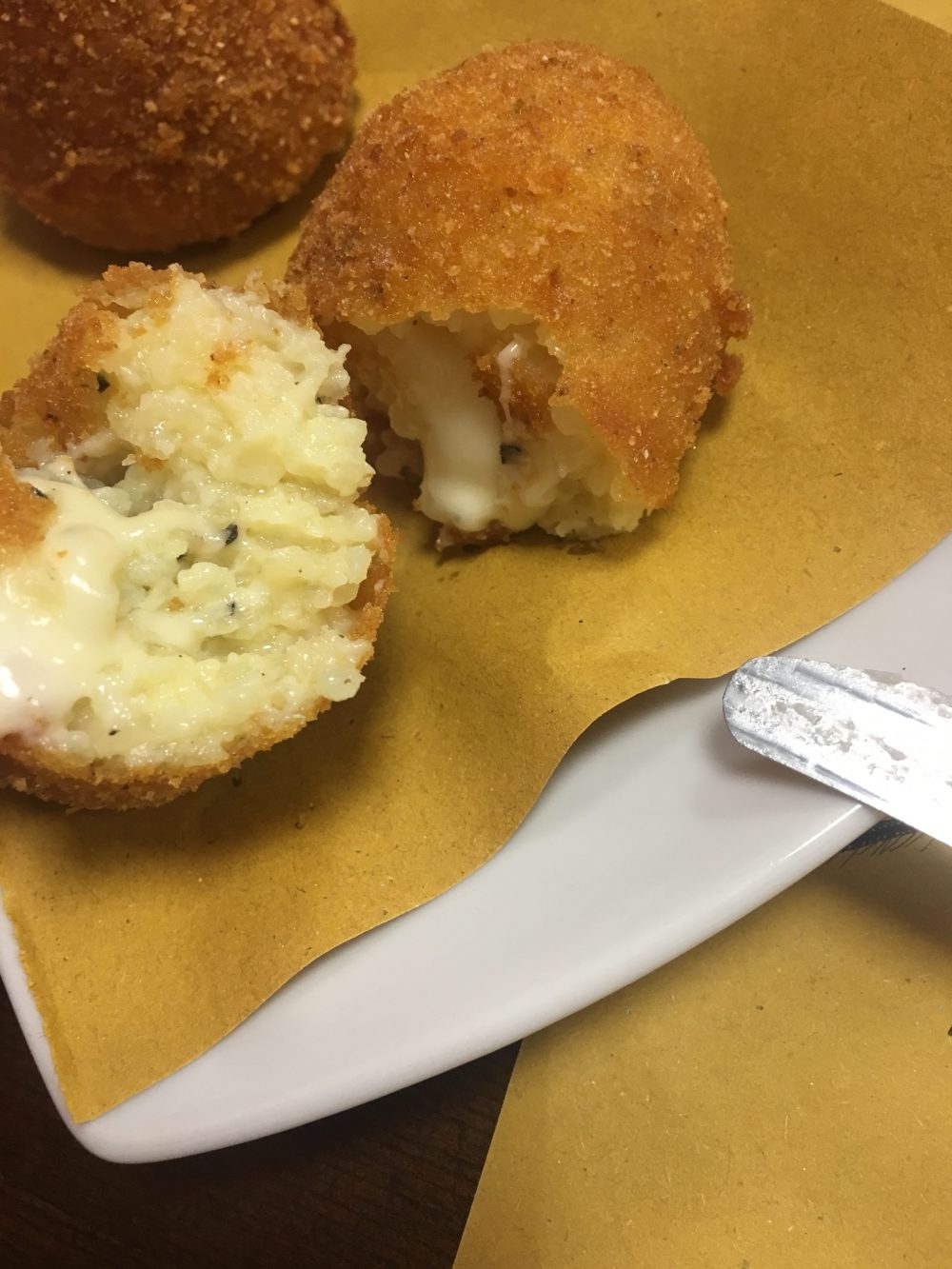 Pizzare' - Arancino al ragu' e supplì cacio e pepe