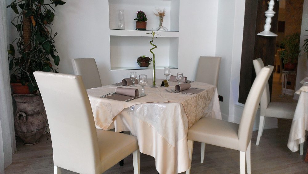 Ristorante degli Olmi - Villetta Barrea AQ – preparazione ai tavoli