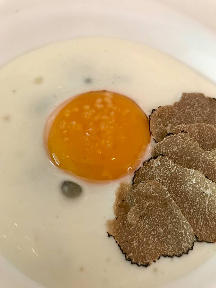 Don Alfonso, uovo in tegamino con burrata e tartufo nero