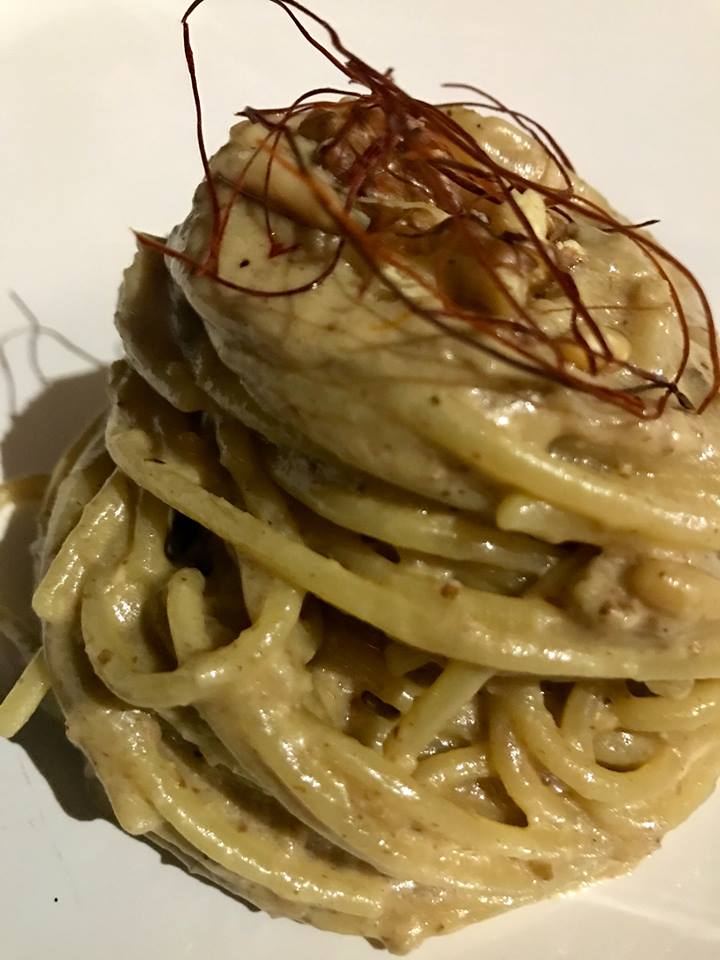 La Tonnarella, spaghettoni con noci e pinoli