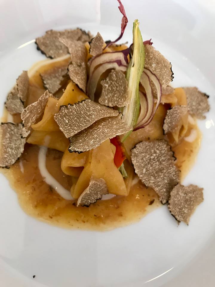 Don Alfonso, cappelli con genovese di vitello con vellutata di grana padano, verdure disidratate e tartufo nero estivo