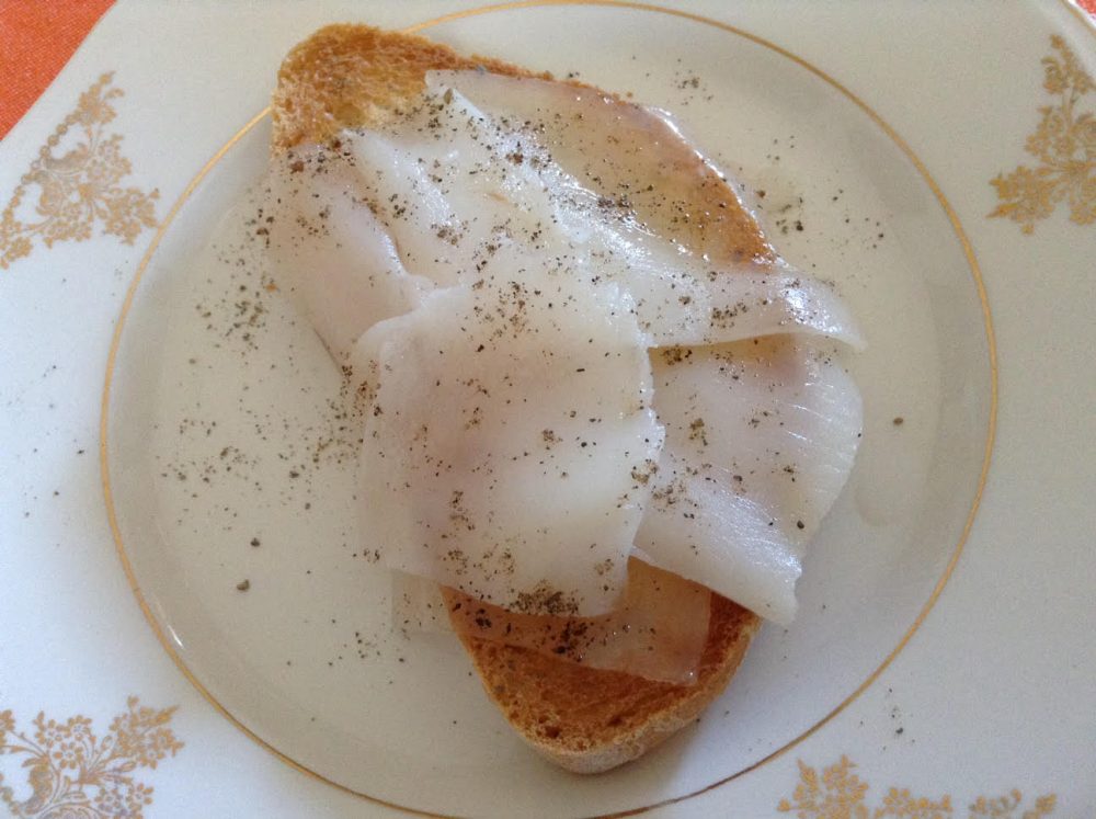 Dettaglio lardo su fetta di pane toscano