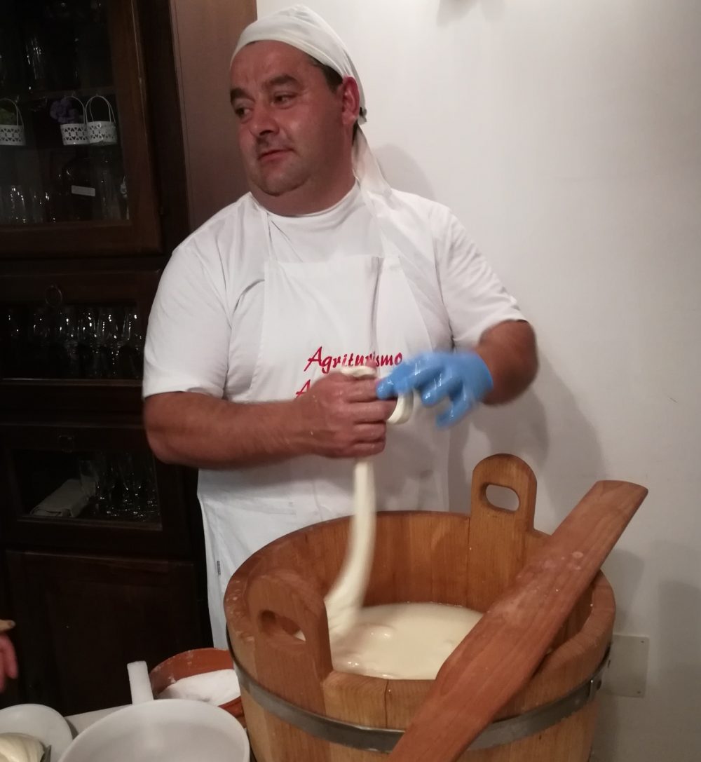 Gianni mentre intreccia la mozzarella in sala