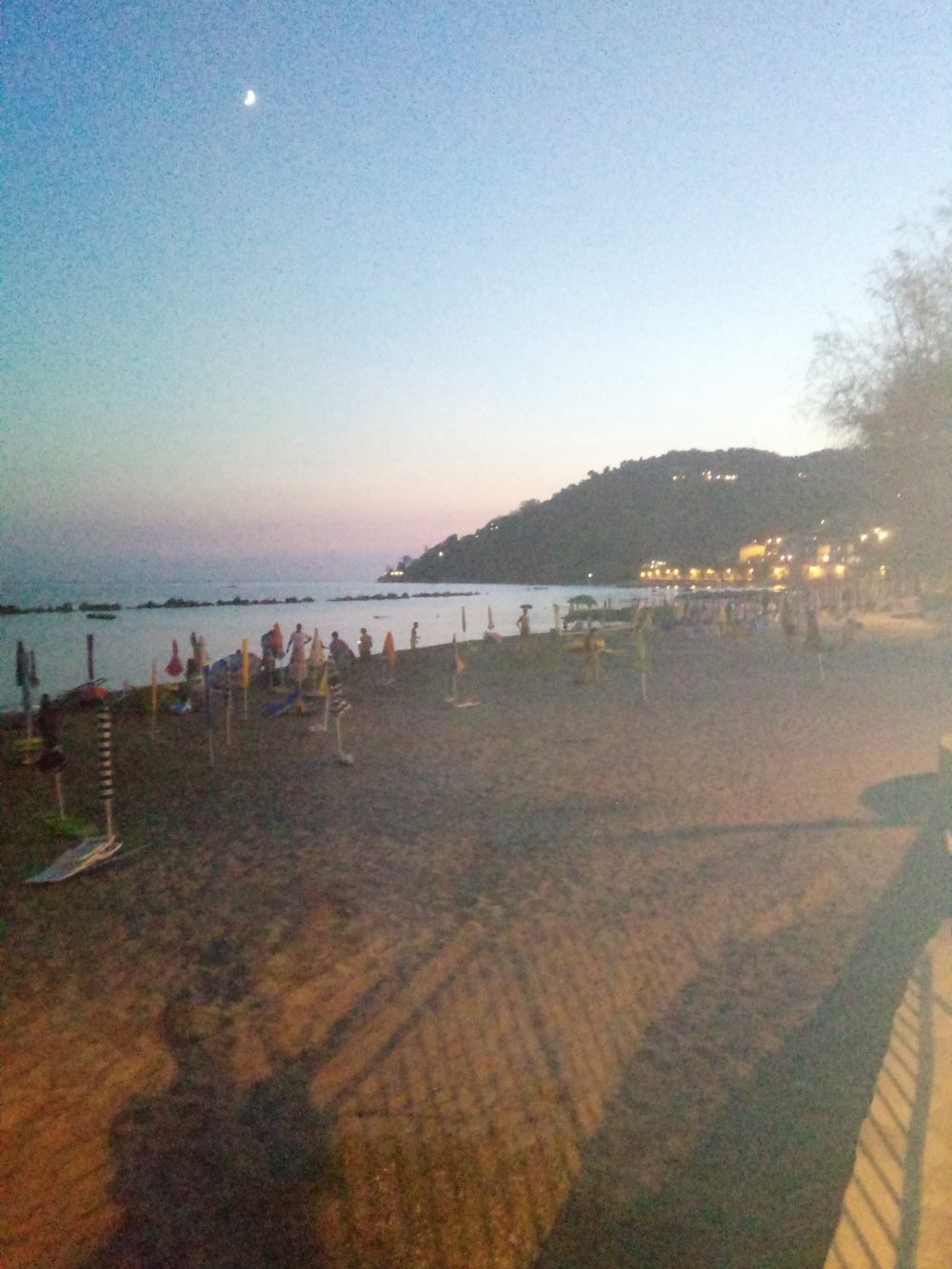 Il mare e la spiaggia di Pioppi di notte