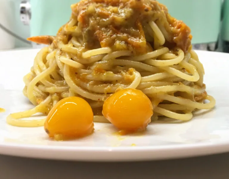 Spaghetti alla puttanesca di Pummarulella gialla del Vesuvio in doppia consistenza