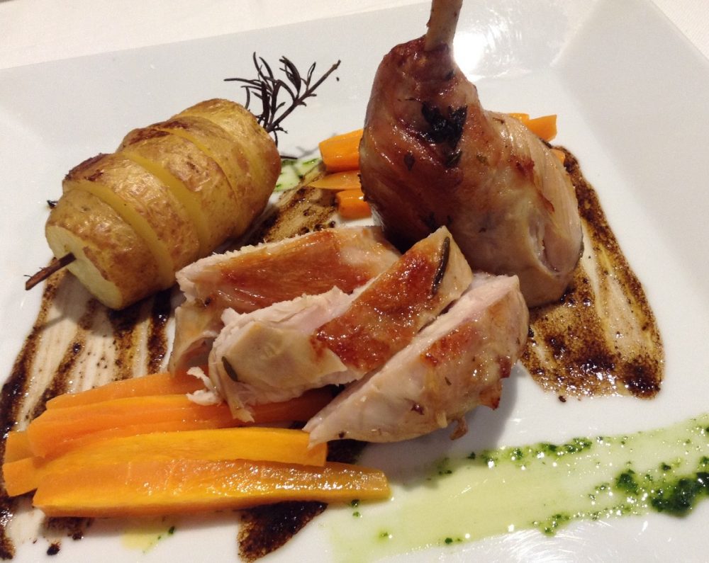 Officina dei Sapori, Biassono, coscia di coniglio alle erbe, carote glassate e crema all'aglio nero