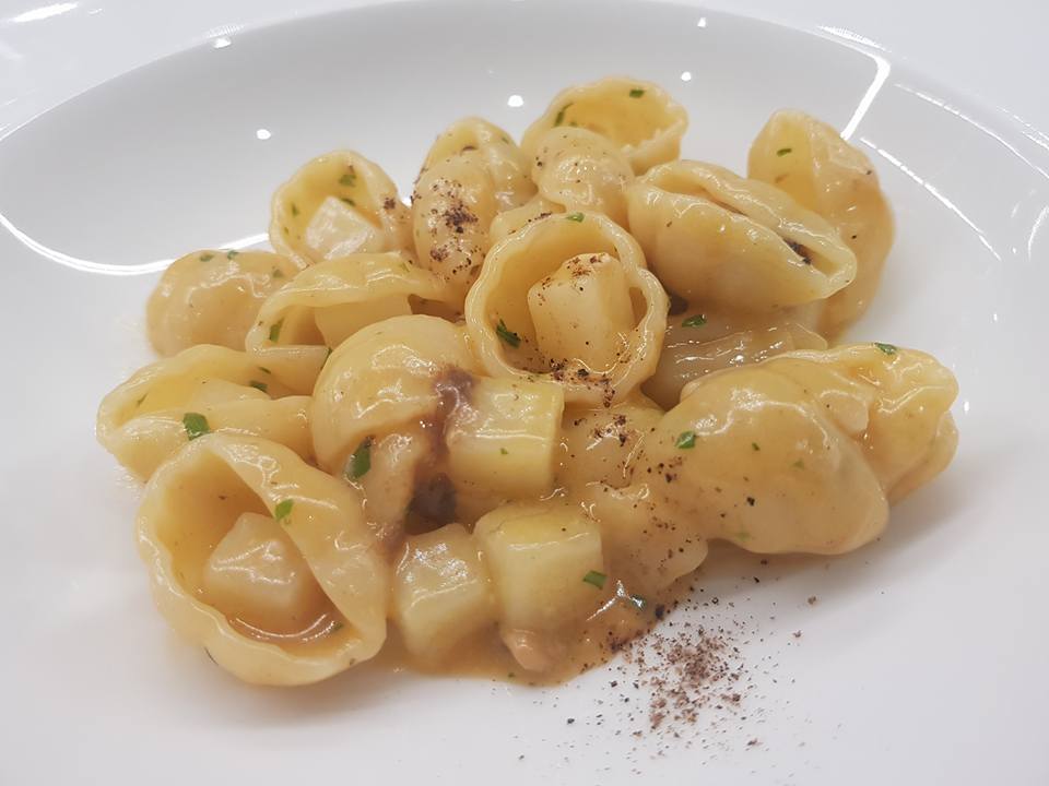 Sea Front Di Martino Pasta Bar - Gnocco Napoletano con patate, battuto di cozze a crudo, bergamotto e bottarga