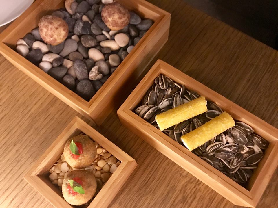 Caracol - Aperitivo. Bigne' craquelin alle olive nere con ragu' di polpo, cialde di riso alle alghe, pensiero di pizza fritta, crocchetta di alici e chutney di pomodoro