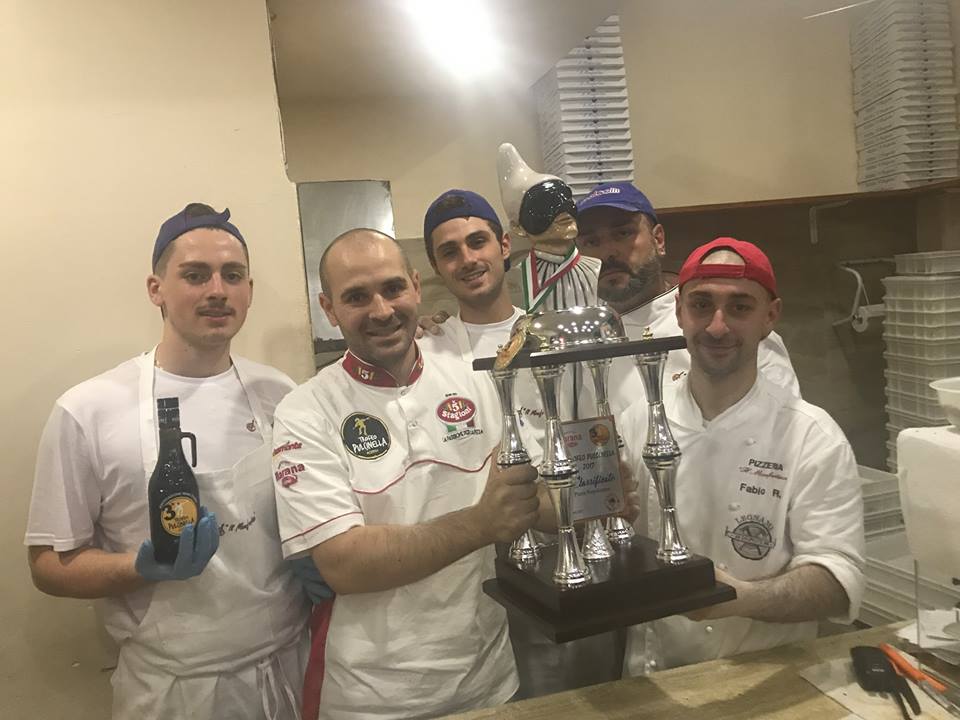 Pizzaria Il Monfortino, la squadra con il Trofeo Pulcinella