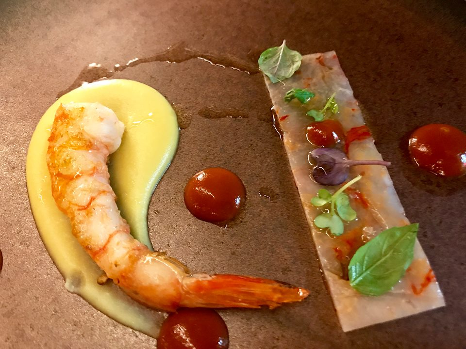 Caracol, crudo e cotto di gambero rosso e salsa di San Marzano e zafferano