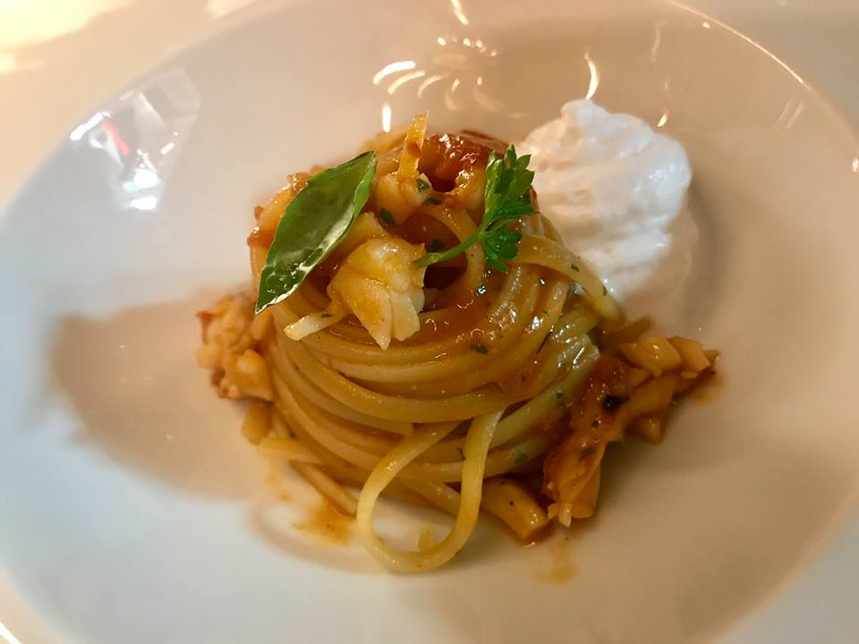 Caracol, linguine con astice, lemon gras, pesto di pomodorini arrosto e latte di cocco