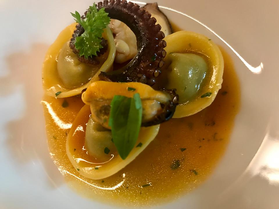 Caracol, tortelli ripieni di peperoncini verdi in zuppa di cozze