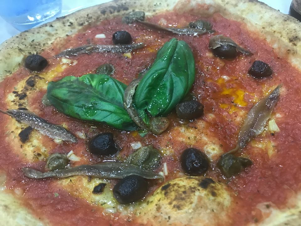 Pizzeria Il Monfortino, marinara con olive e alici