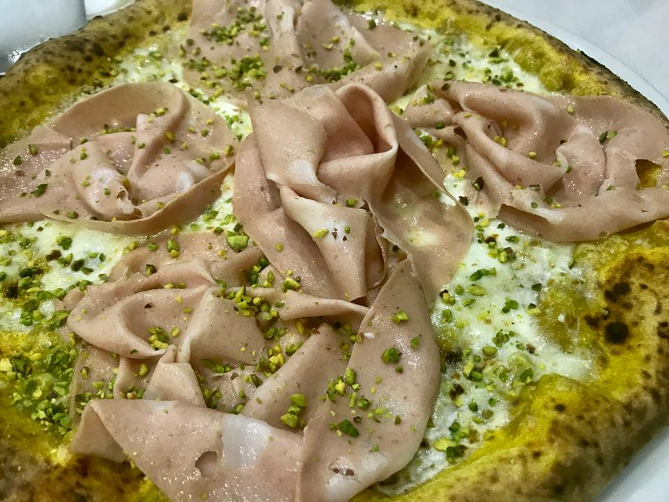 Pizzeria Il Monfortino, impasto di curcuma con pistacchio e mortadella
