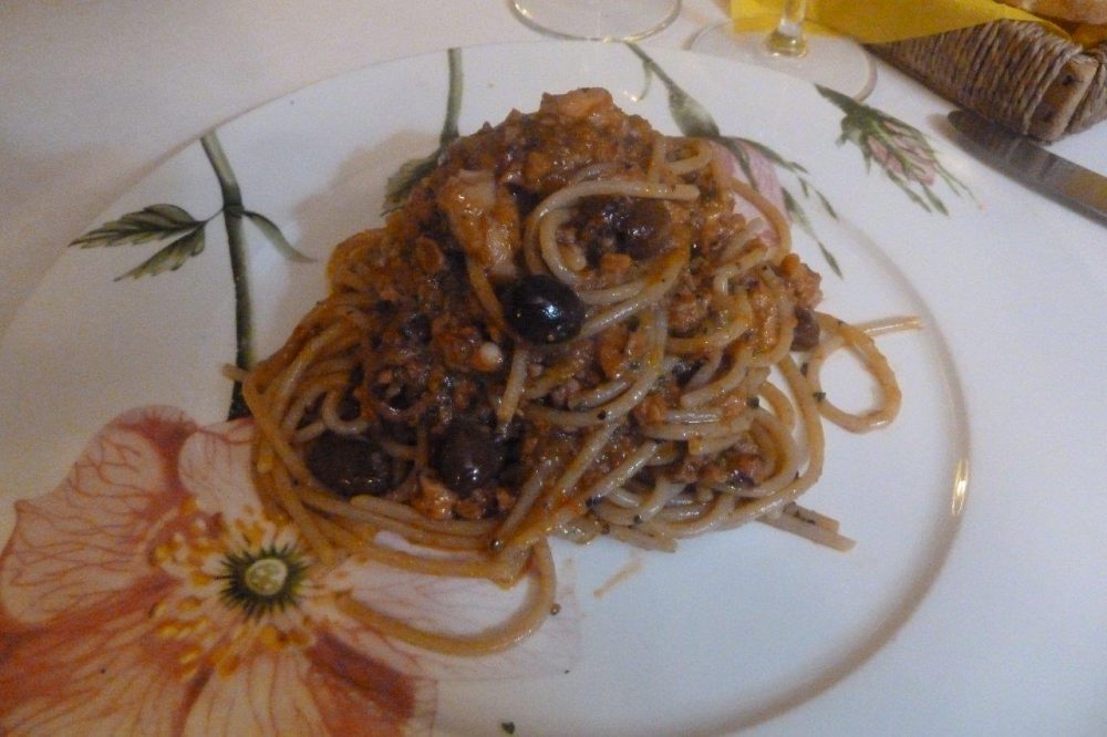 Buona Condotta, Ornago, spaghetti di grano antico siciliano Timilia, con ragu' di polpo, olive taggiasche e peperoncino