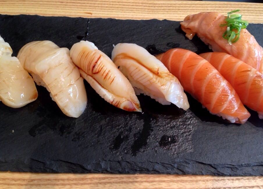 Sushi Sho - Scallop. Whelk, Salmon e Salmon Belly Nigiri