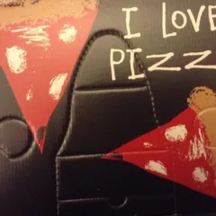 Bello il box per la pizza, dotato di brevetto, disegnato dai bambini