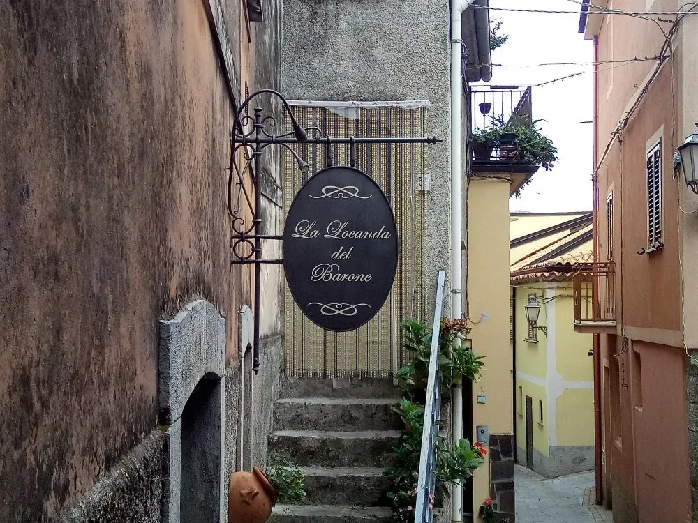 La Locanda del Barone, Insegna