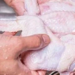 lavare il pollo crudo