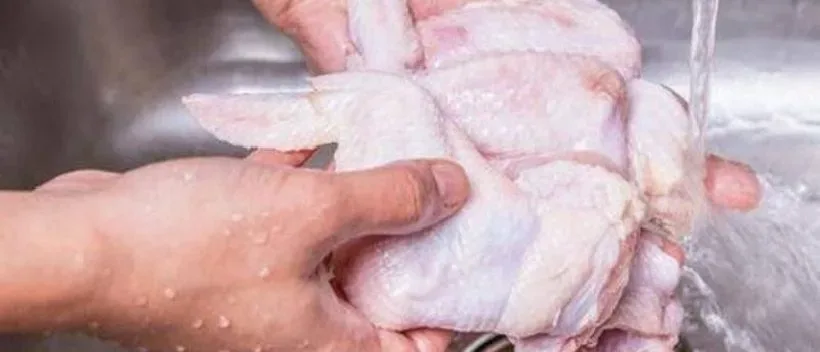 lavare il pollo crudo