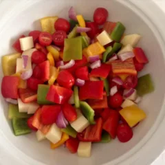 Le verdure crude, se tagliate uniformemente, sembra si trovino meglio