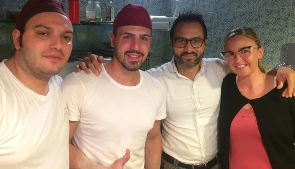 Mario Salvato con la moglie Carmen e i due pizzaioli