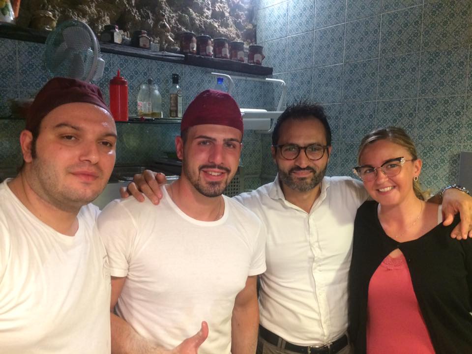 Mario Salvato con la moglie Carmen e i due pizzaioli