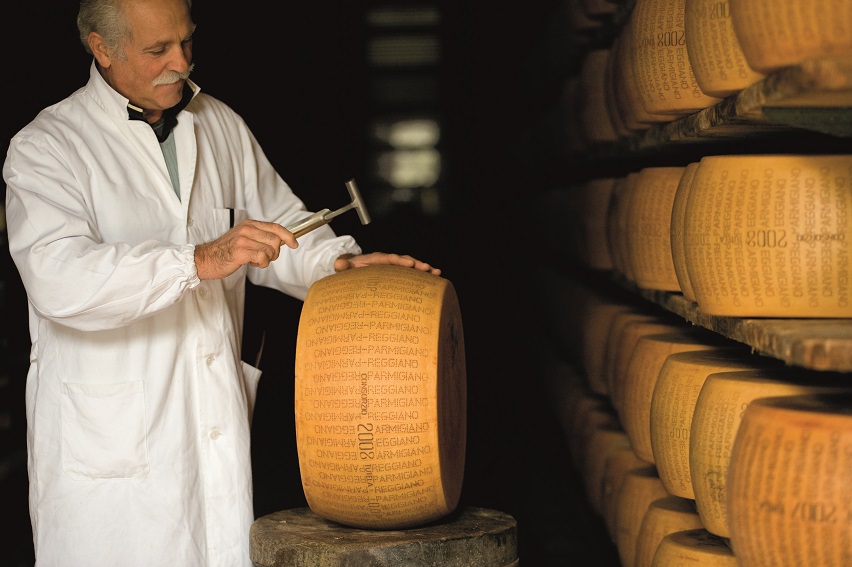 Parmigiano Reggiano esperto battitore