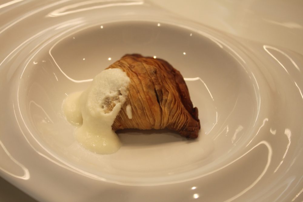 Sfogliatella di pasta con ragu' alla genovese