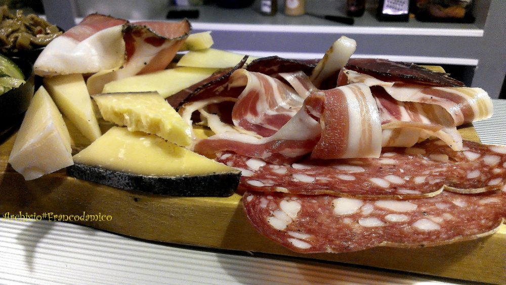 Ebrius – particolare di un tagliere di salumi e formaggi