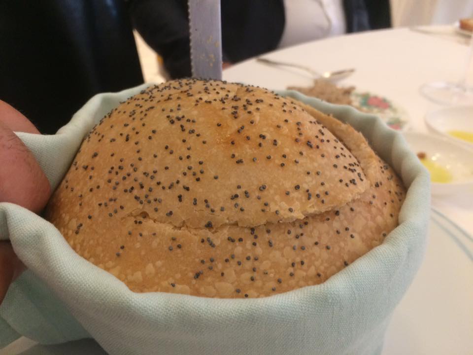 Don Alfonso, zuppa calda di pomodoro in crosta di pane con semi di papavero