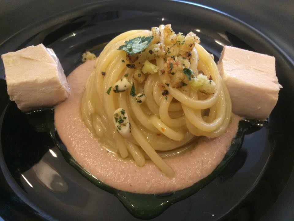 Don Alfonso, spaghetti aglio, olio e peperoncino con sgombro in carpione su salsa di tonno alalunga