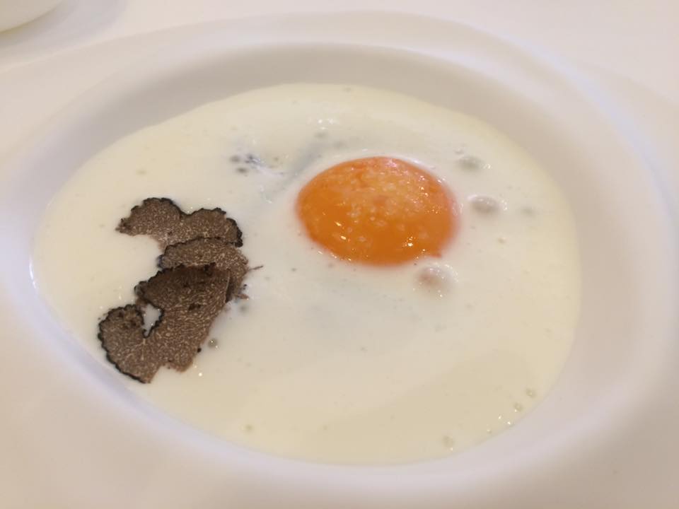 Don Alfonso, reinterpretazione dell'uovo al tegamino con stracciata di bufala e tartufo