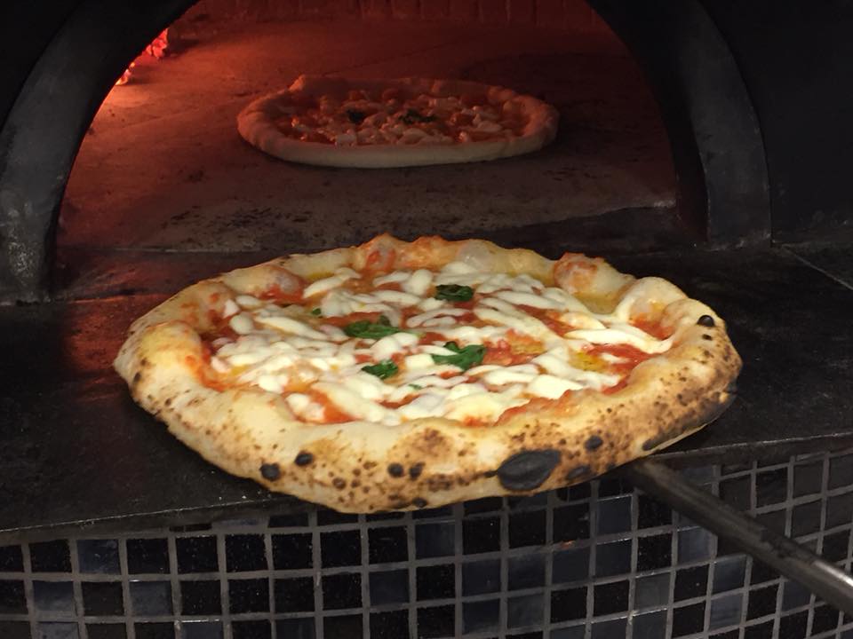 Angelo Pezzella Pizzeria con Cucina, la margherita esce dal forno