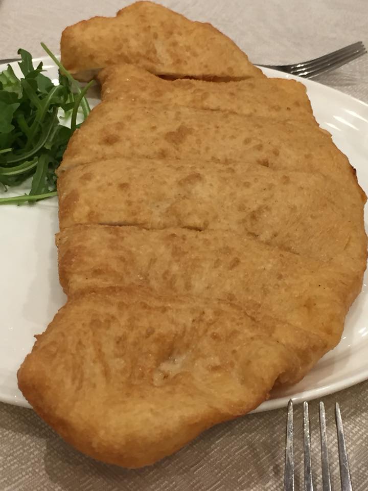 Angelo Pezzella Pizzeria con Cucina, pizza fritta