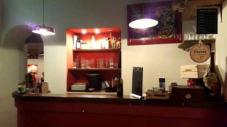 Antica Pizzeria De Rossi, il banco bar all'ingresso