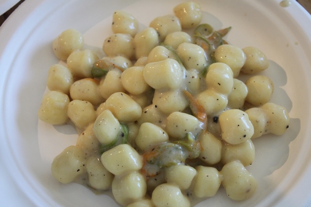 Cacio e pepe Festival da Eataly - Gnocchetti cacio e pepe con fiori di zucca di Novecento