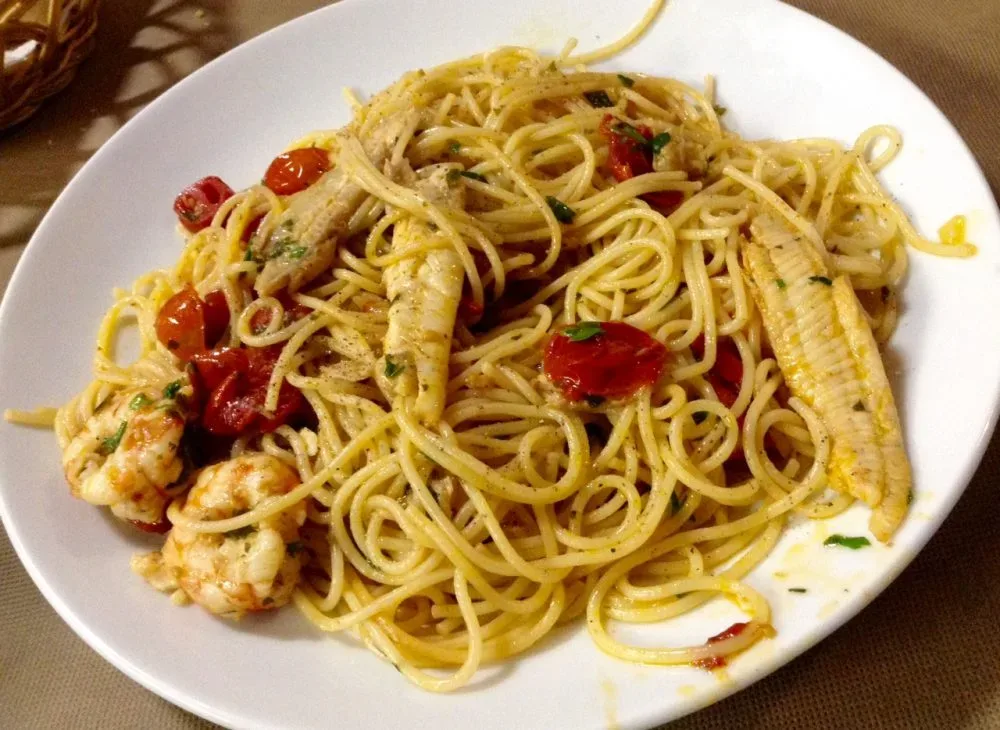 Dei Mille, Riccione, spaghetti con piccole sogliole locali, pendolini, gamberi e prezzemolo