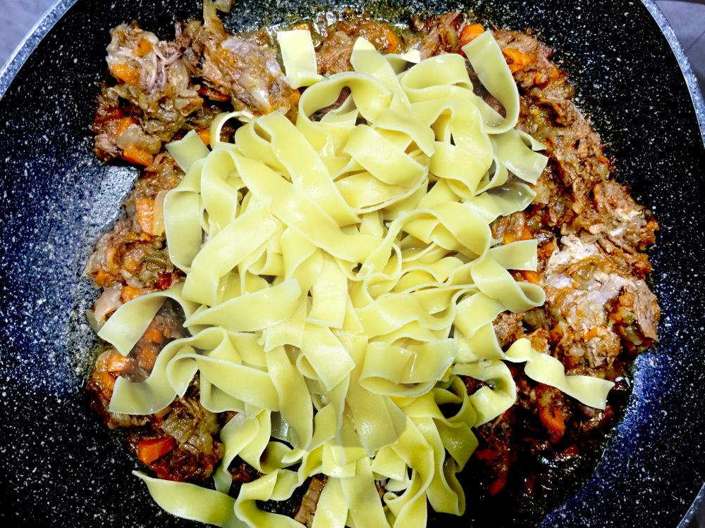 Genovese di cinghiale con cipolle rosse di Tropea, quasi pronta