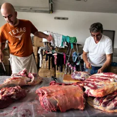 Giannelli sx aiuta a sezionare il vitello