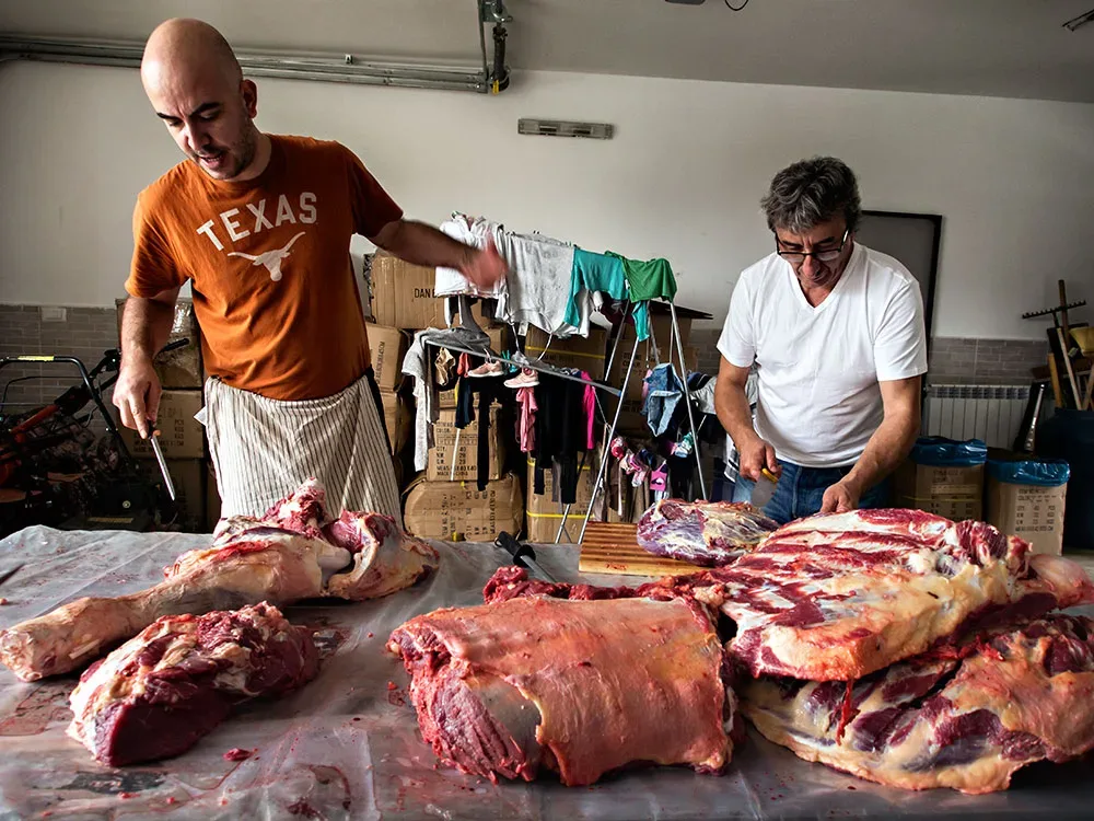 Giannelli sx aiuta a sezionare il vitello
